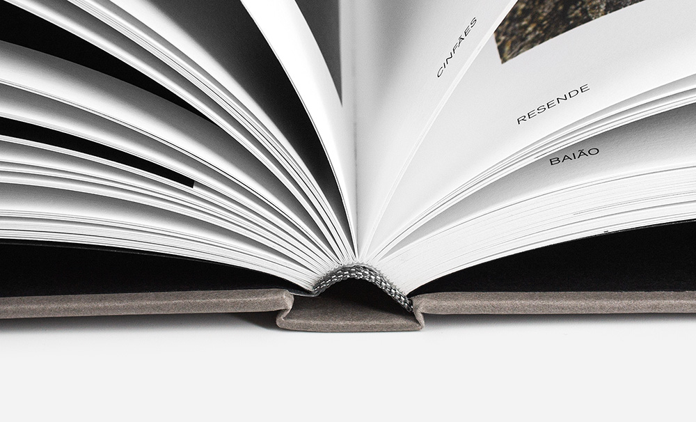 Encadernação cosida e capa dura