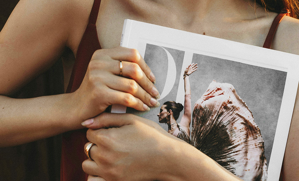 Livros e catálogos com encadernação colada