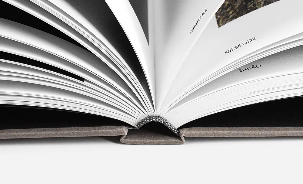 Encadernação cosida e capa dura