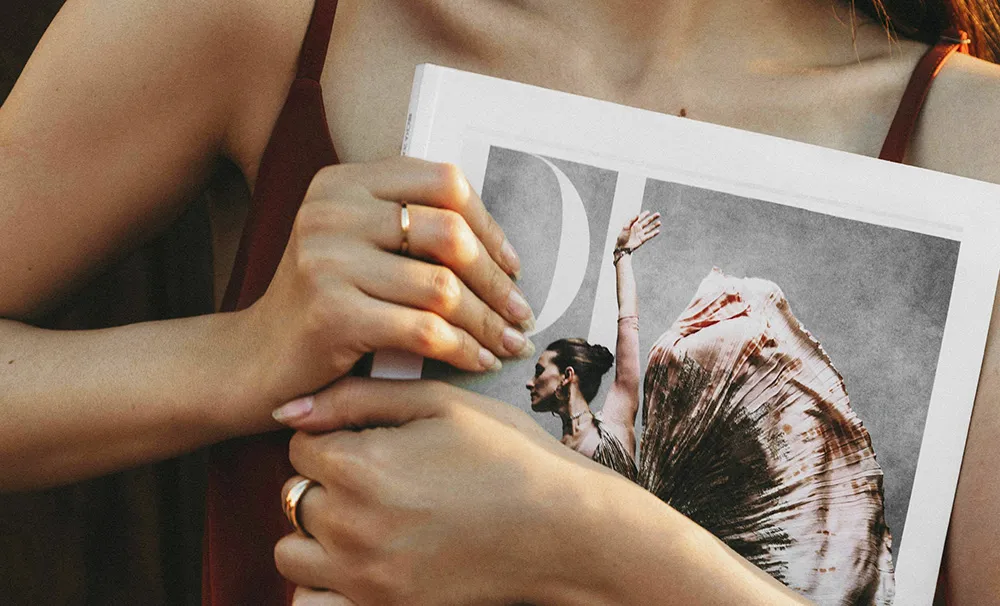 Livros e catálogos com encadernação colada